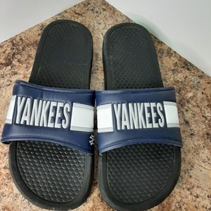 Mens New York Yankees Slides, sz 9-10
